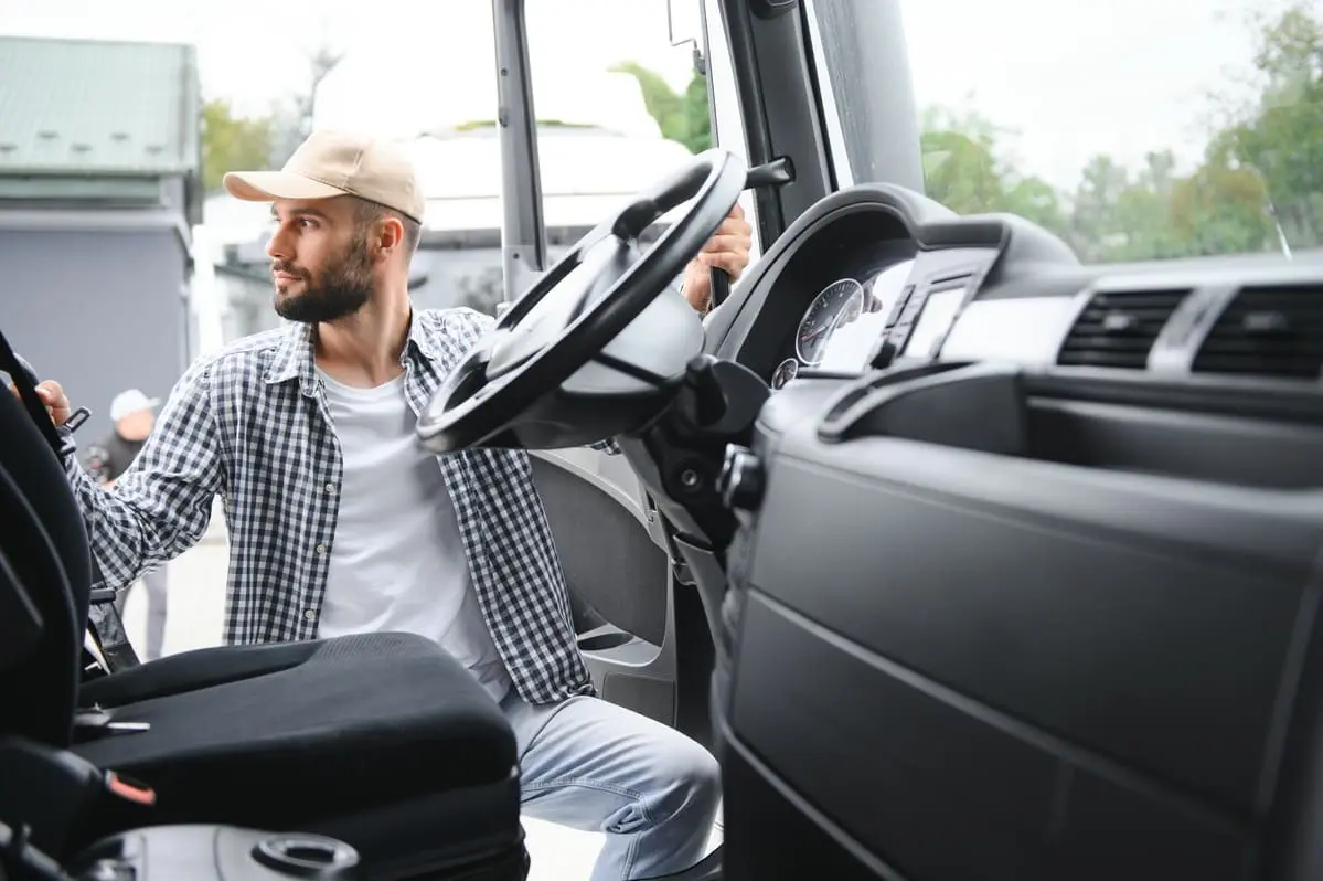 Conducteur en train de monter dans son camion