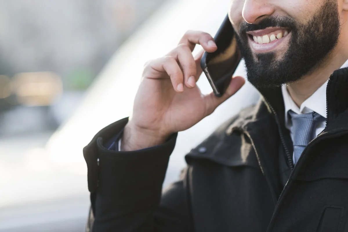Homme en train de passer un coup de téléphone