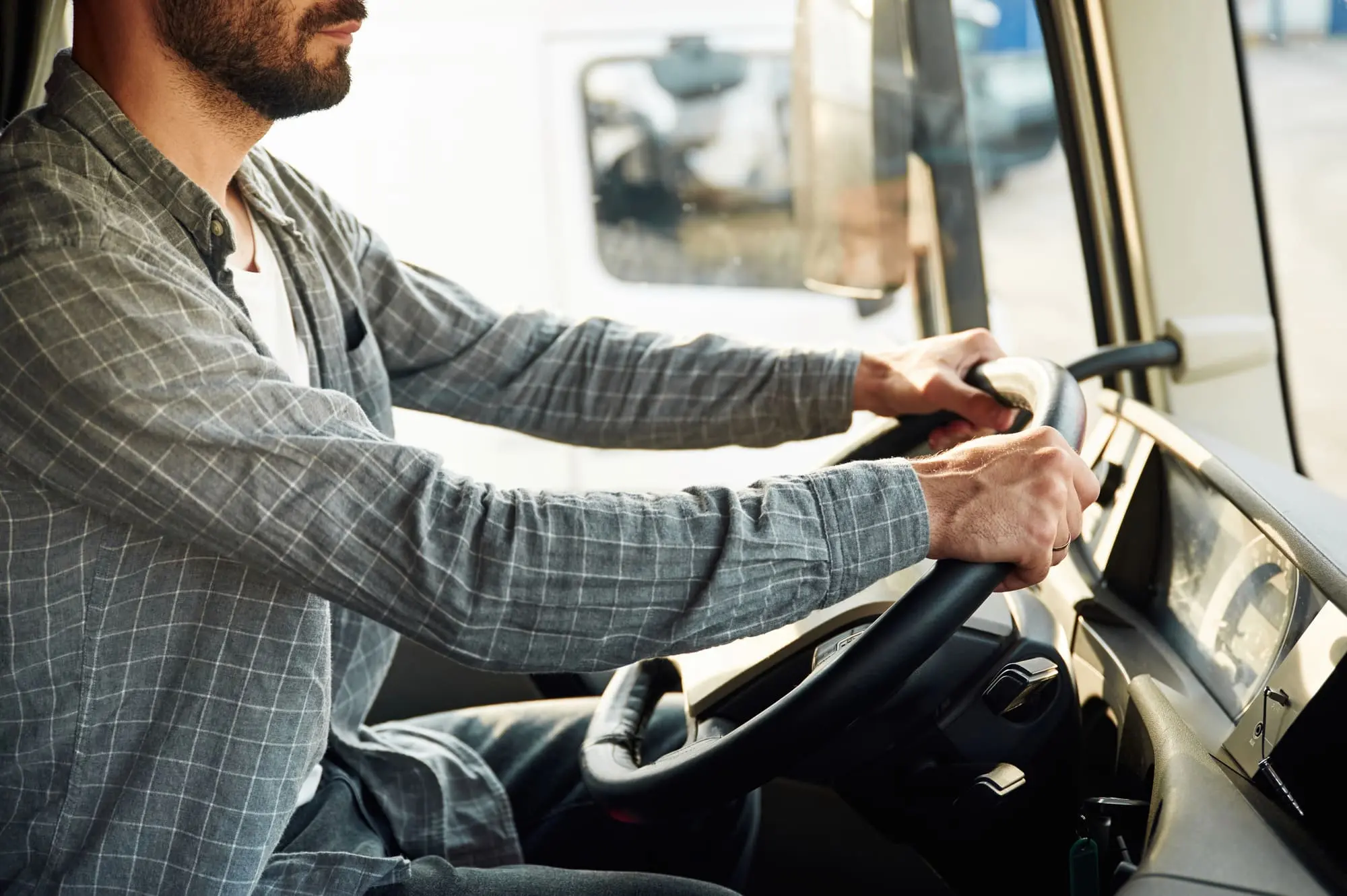 Chauffeur dans son camion avec les mains sur le volant