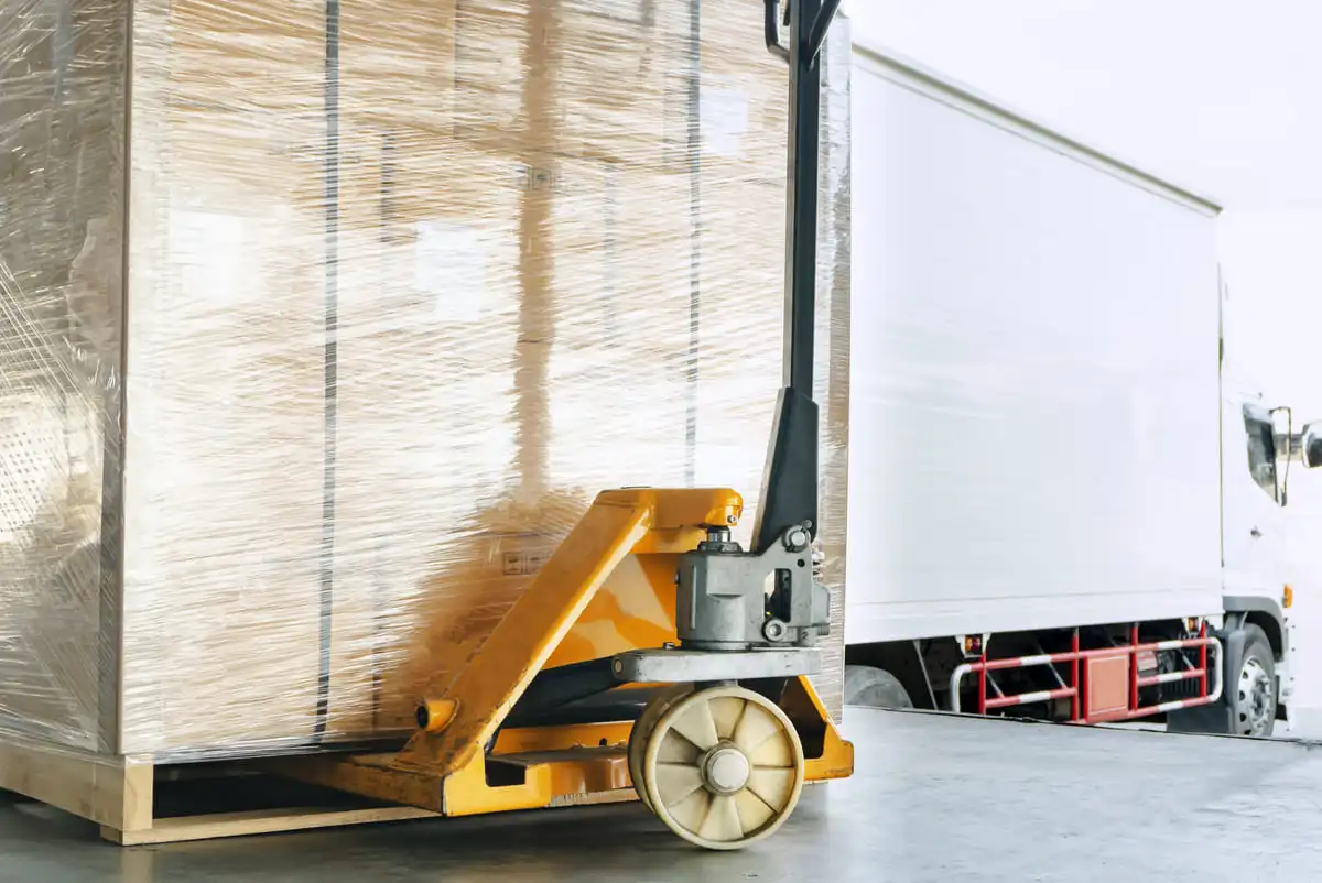 Palette de marchandises prête à être chargée dans un camion pour être livrée
