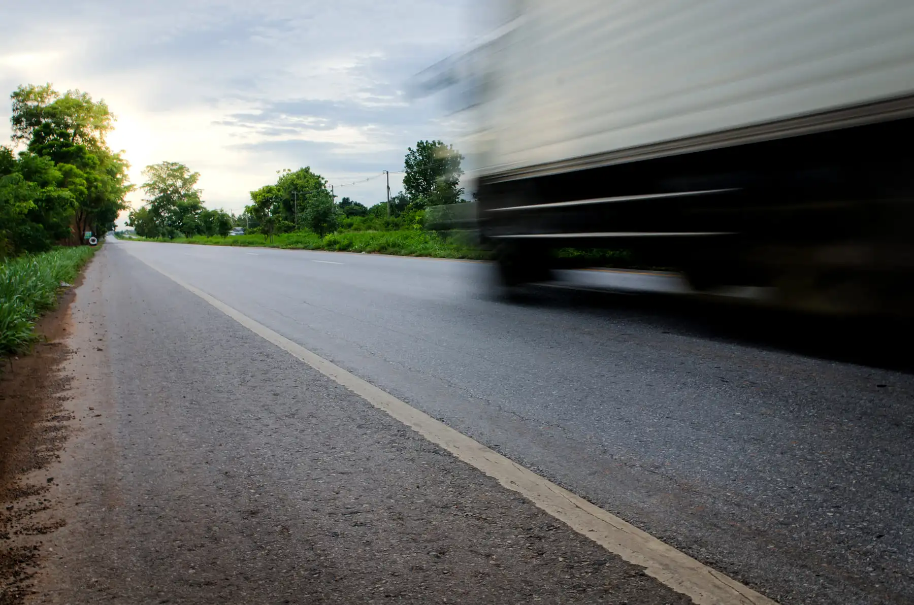 Camion qui roule a pleine vitesse sur la route
