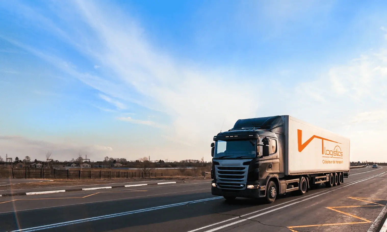Camion sur la route avec le logo de VT Logistics