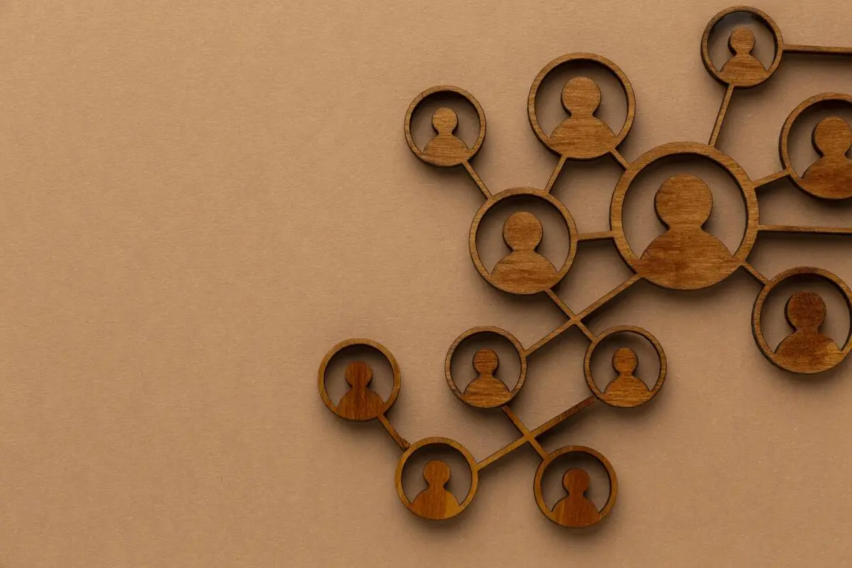 Organigramme avec des 'Icon user' reliés, de couleur bois