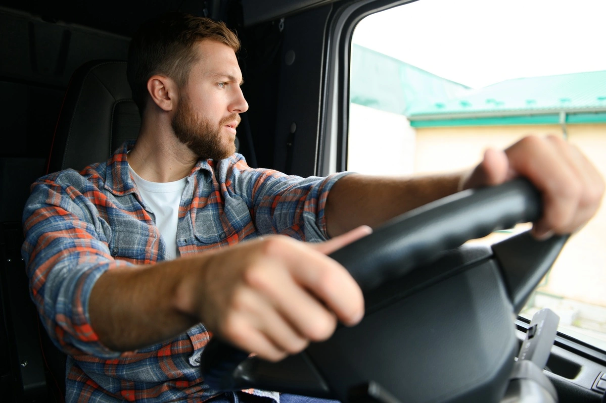 Conducteur au volant de son camion