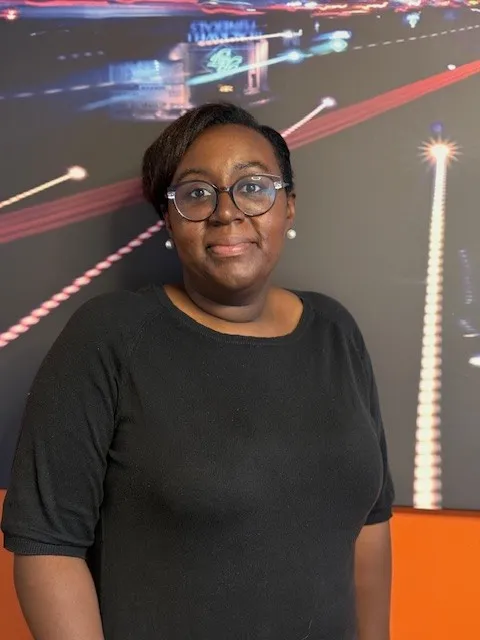 femme brune a lunettes face portrait