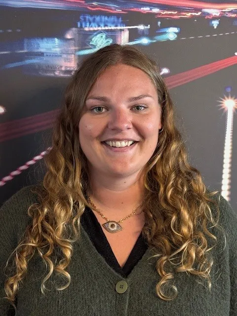 femme blonde de face en portrait