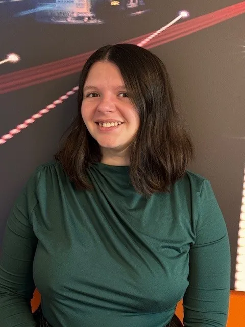 femme portrait chatain souriante